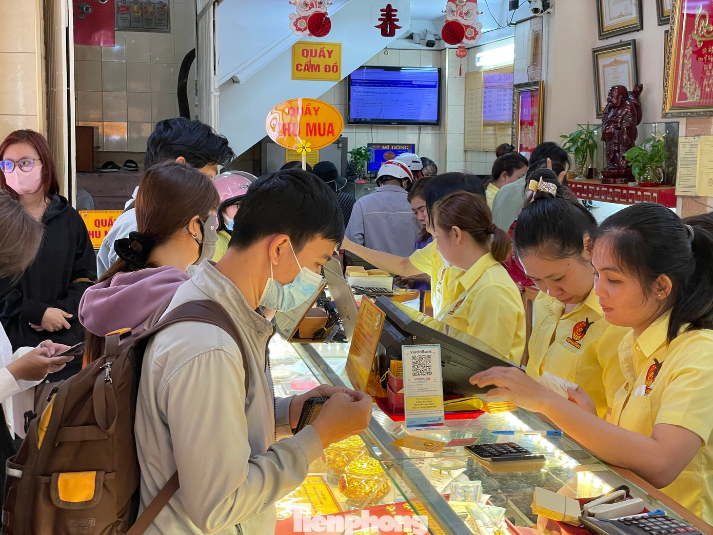 Giá vàng tại Mi Hồng liên tục tăng, giảm. Cụ thể, khoảng 13 giờ, vàng miếng SJC được niêm yết giá 88,7 - 90,7 triệu đồng/lượng(mua vào – bán ra). Vàng nhẫn mua vào bán thấp hơn vàng miếng 200.000 đồng, mua - bán lần lượt 88,5 - 90,5 triệu đồng/lượng. Chênh lệch mua bán khoảng 2 triệu đồng/lượng. Đến 14 giờ 30, giá mua - bán tiếp tục kéo giảm, tương ứng 88,4 - 90 triệu đồng/lượng. Hiện, giá mua đang ở mức 88,2 triệu đồng/lượng và bán ra 89,8 triệu đồng/lượng. Chênh lệch mua bán rút xuống còn 1,6 triệu đồng/lượng. Giá vàng tại Mi Hồng liên tục tăng, giảm. Cụ thể, khoảng 13 giờ, vàng miếng SJC được niêm yết giá 88,7 - 90,7 triệu đồng/lượng(mua vào – bán ra). Vàng nhẫn mua vào bán thấp hơn vàng miếng 200.000 đồng, mua - bán lần lượt 88,5 - 90,5 triệu đồng/lượng. Chênh lệch mua bán khoảng 2 triệu đồng/lượng. Đến 14 giờ 30, giá mua - bán tiếp tục kéo giảm, tương ứng 88,4 - 90 triệu đồng/lượng. Hiện, giá mua đang ở mức 88,2 triệu đồng/lượng và bán ra 89,8 triệu đồng/lượng. Chênh lệch mua bán rút xuống còn 1,6 triệu đồng/lượng.