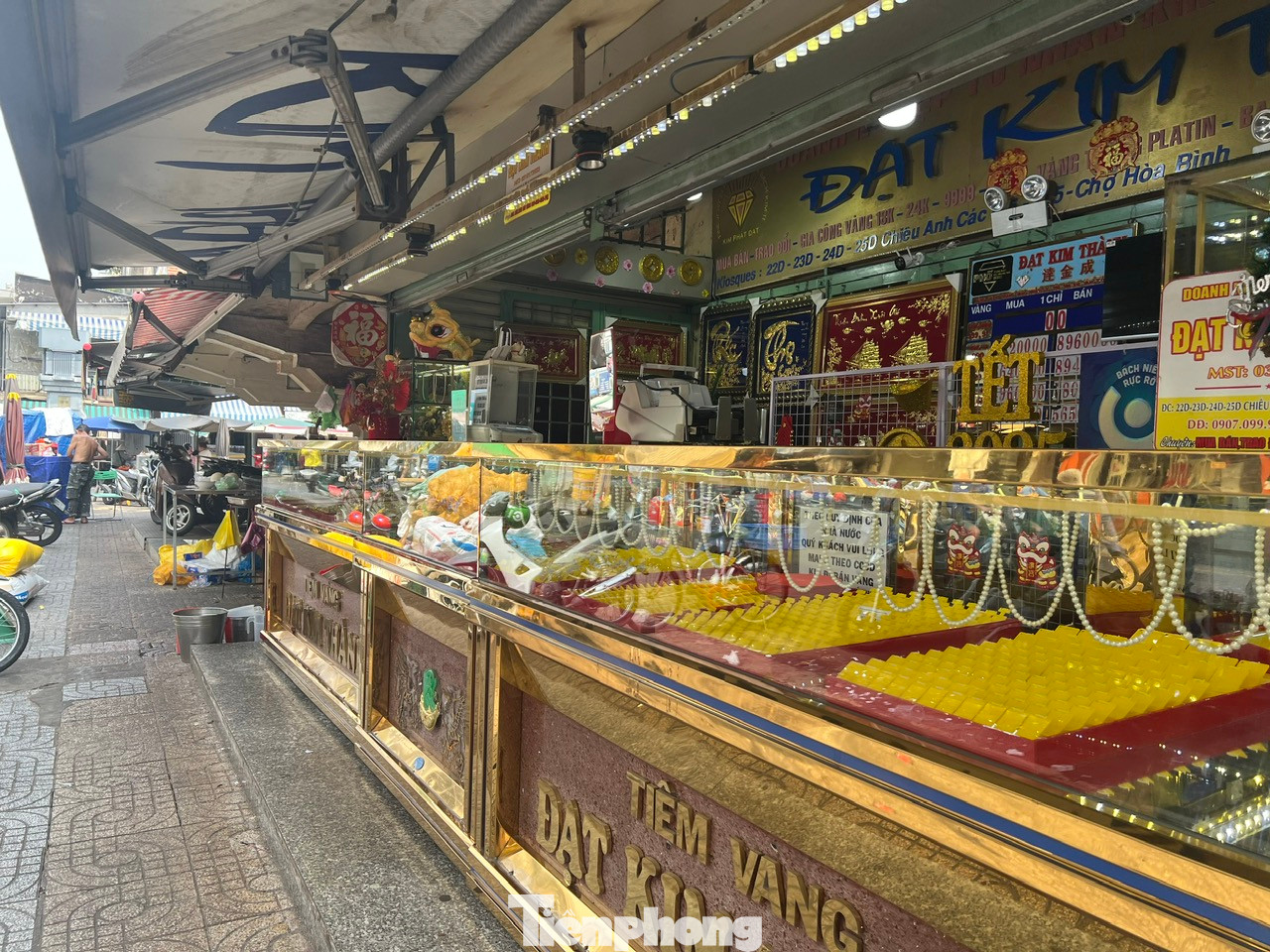 Trong khi đó, không khí mua bán vàng tại phố vàng bạc quận 5 lại khá trầm lắng. "Vàng tăng giá rất cao nên không ai mua" - chủ một tiệm vàng nói. Trong khi đó, không khí mua bán vàng tại phố vàng bạc quận 5 lại khá trầm lắng. "Vàng tăng giá rất cao nên không ai mua" - chủ một tiệm vàng nói.