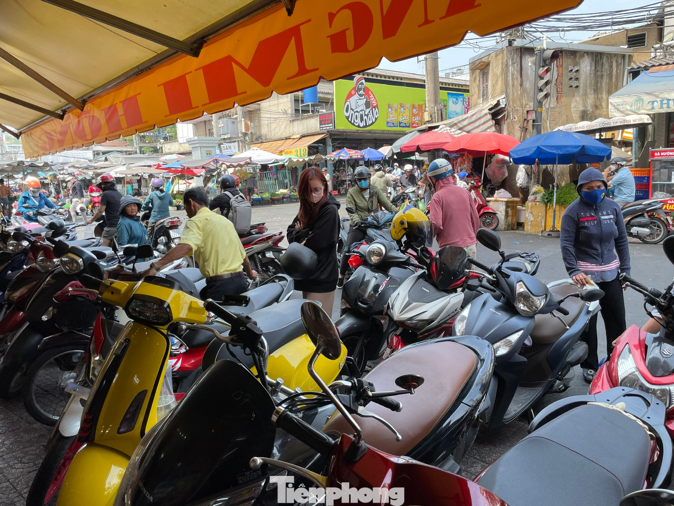 Trong buổi chiều, khách hàng vẫn nườm nượp đến bán vàng tại tiệm này. Trong buổi chiều, khách hàng vẫn nườm nượp đến bán vàng tại tiệm này.