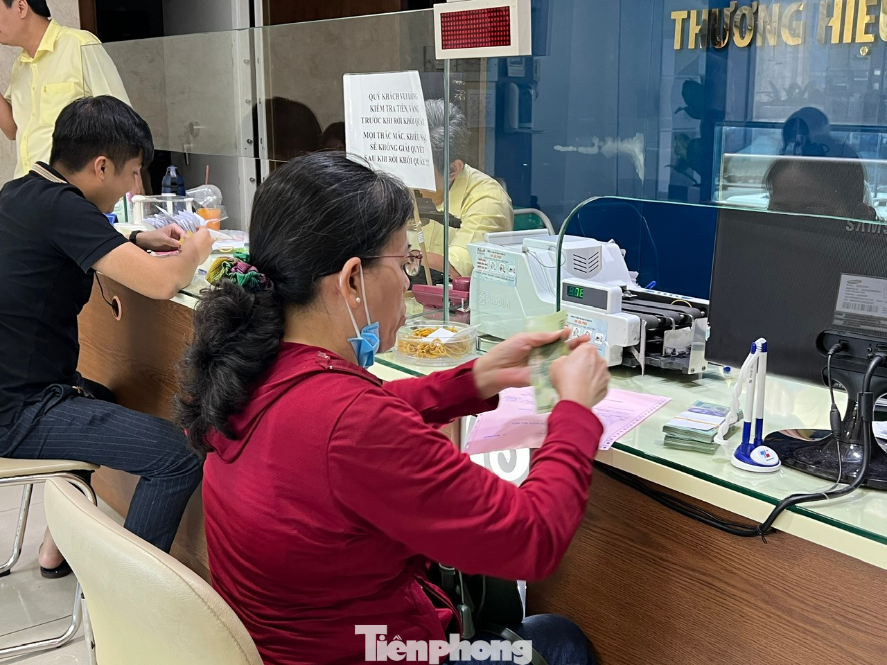 Tại thời điểm 14 giờ ngày 11/2, giá vàng miếng SJC tại Công ty SJC niêm yết ở mức 88,4 - 90,9 triệu đồng/lượng (mua vào - bán ra), giảm đến 2,2 triệu đồng/lượng ở chiều bán ra so với đầu giờ sáng. Giá vàng nhẫn SJC rơi về mức 90,7 triệu đồng/lượng bán ra, mua vào 88,2 triệu đồng/lượng. Tại thời điểm 14 giờ ngày 11/2, giá vàng miếng SJC tại Công ty SJC niêm yết ở mức 88,4 - 90,9 triệu đồng/lượng (mua vào - bán ra), giảm đến 2,2 triệu đồng/lượng ở chiều bán ra so với đầu giờ sáng. Giá vàng nhẫn SJC rơi về mức 90,7 triệu đồng/lượng bán ra, mua vào 88,2 triệu đồng/lượng.