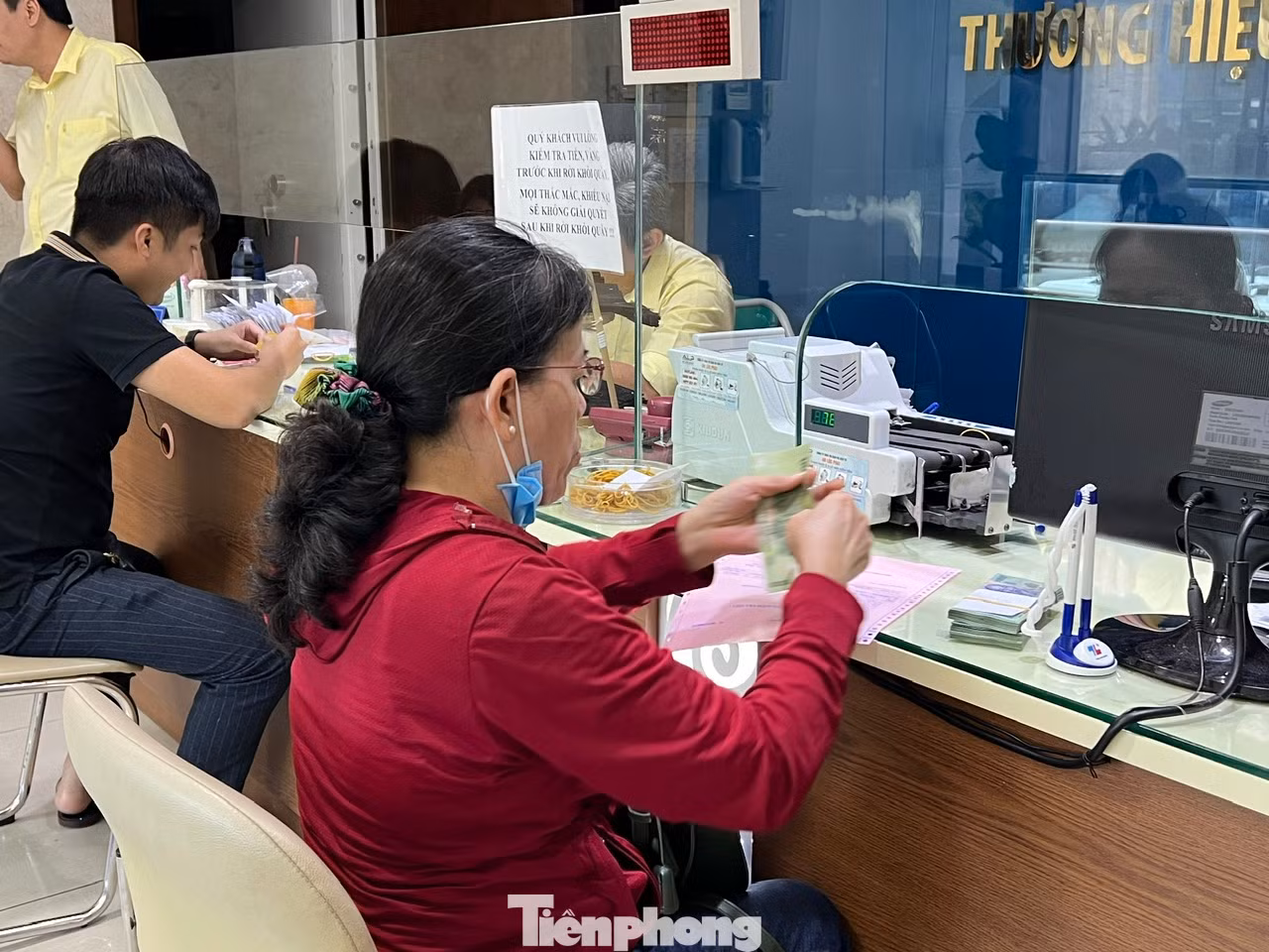 Tại thời điểm 14 giờ ngày 11/2, giá vàng miếng SJC tại Công ty SJC niêm yết ở mức 88,4 - 90,9 triệu đồng/lượng (mua vào - bán ra), giảm đến 2,2 triệu đồng/lượng ở chiều bán ra so với đầu giờ sáng. Giá vàng nhẫn SJC rơi về mức 90,7 triệu đồng/lượng bán ra, mua vào 88,2 triệu đồng/lượng.