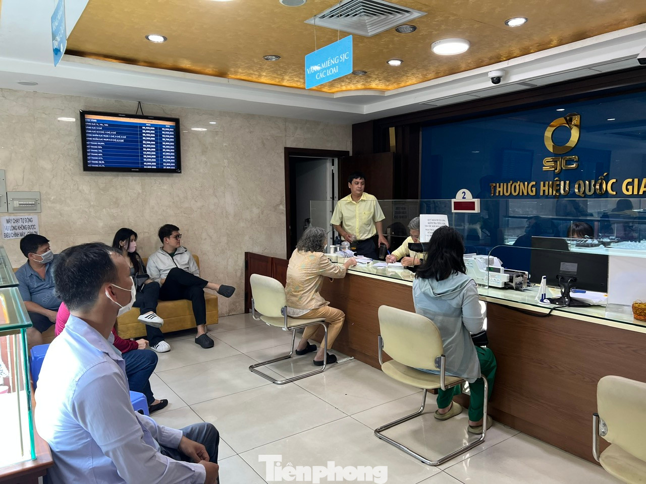 Đầu giờ chiều ngày 11/2, tại Công ty TNHH MTV Vàng bạc đá quý Sài Gòn (SJC) đường Nguyễn Thị Minh Khai (quận 3, TPHCM), nhiều người cầm sẵn vàng cùng CCCD trên tay để bán vàng. Chị Thiên Nga (47 tuổi, ngụ quận 7) cho biết: "Sáng nay thấy vàng lên giá rất cao, tôi nhanh chóng mang 5 lượng vàng SJC đi bán, chốt lời. Do không kịp bán trong phiên sáng lúc giá mua vào hơn 90 triệu đồng/lượng, nên tôi chỉ bán ra với giá 88,4 triệu đồng/lượng". Theo bà Nga, số vàng này được mua từ lâu, hôm nay bán lời hơn 440 triệu đồng. Đầu giờ chiều ngày 11/2, tại Công ty TNHH MTV Vàng bạc đá quý Sài Gòn (SJC) đường Nguyễn Thị Minh Khai (quận 3, TPHCM), nhiều người cầm sẵn vàng cùng CCCD trên tay để bán vàng. Chị Thiên Nga (47 tuổi, ngụ quận 7) cho biết: "Sáng nay thấy vàng lên giá rất cao, tôi nhanh chóng mang 5 lượng vàng SJC đi bán, chốt lời. Do không kịp bán trong phiên sáng lúc giá mua vào hơn 90 triệu đồng/lượng, nên tôi chỉ bán ra với giá 88,4 triệu đồng/lượng". Theo bà Nga, số vàng này được mua từ lâu, hôm nay bán lời hơn 440 triệu đồng.