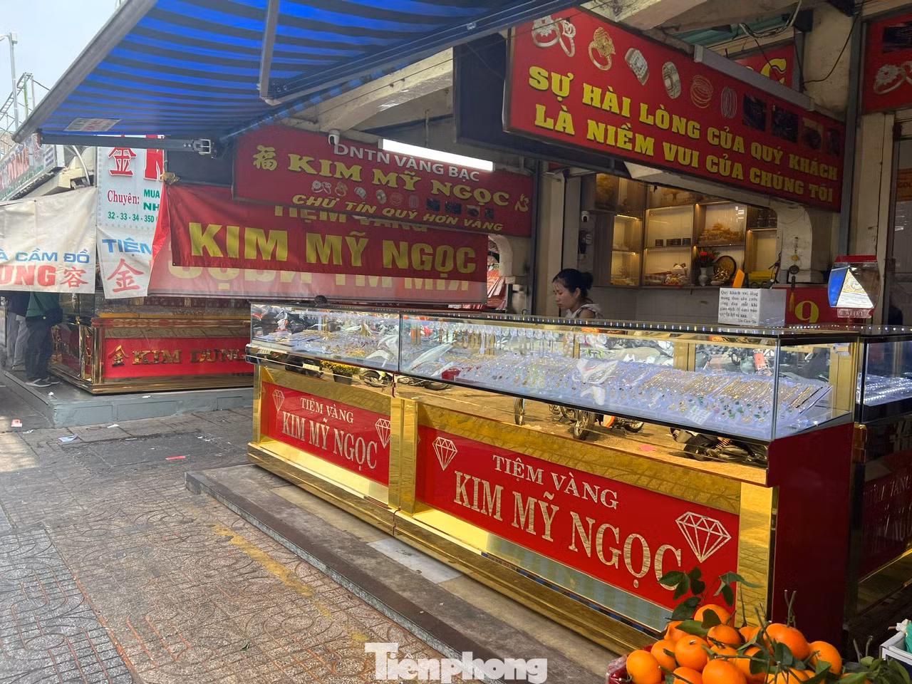 Vàng đầy tủ nhưng không có khách