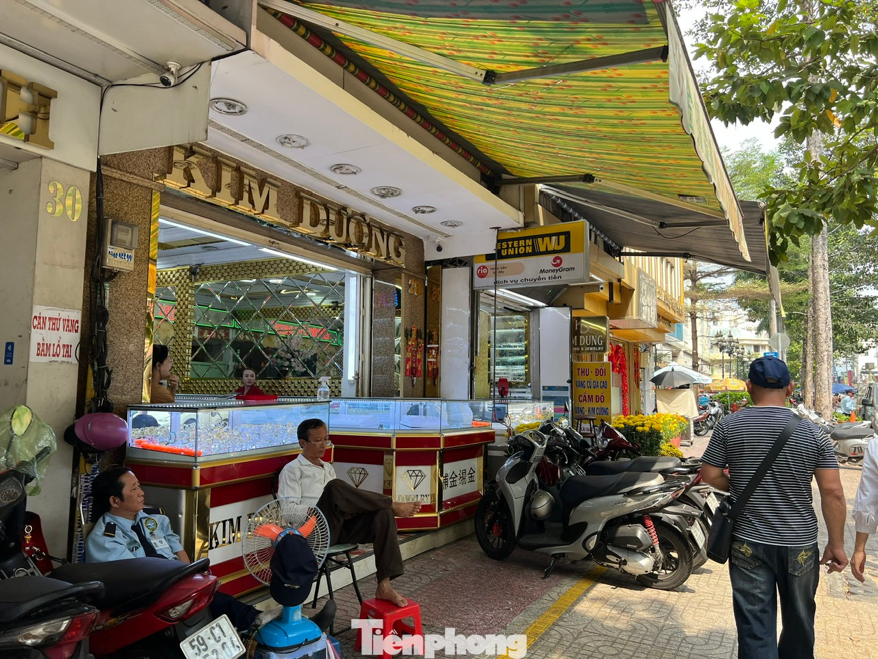 Khu chuyên doanh vàng bạc, đá quý gần Trung tâm thương mại An Đông Plaza (quận 5) cũng chung cảnh đìu hiu. Nhân viên, bảo vệ ngồi không vì không có khách ra vào. Khu chuyên doanh vàng bạc, đá quý gần Trung tâm thương mại An Đông Plaza (quận 5) cũng chung cảnh đìu hiu. Nhân viên, bảo vệ ngồi không vì không có khách ra vào.