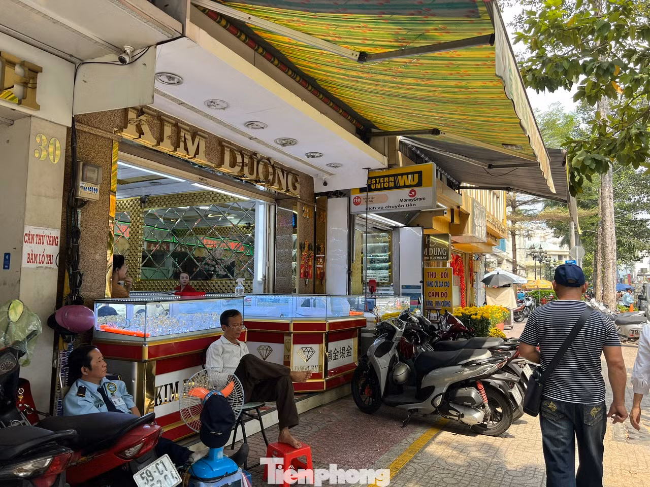 Khu chuyên doanh vàng bạc, đá quý gần Trung tâm thương mại An Đông Plaza (quận 5) cũng chung cảnh đìu hiu. Nhân viên, bảo vệ ngồi không vì không có khách ra vào.