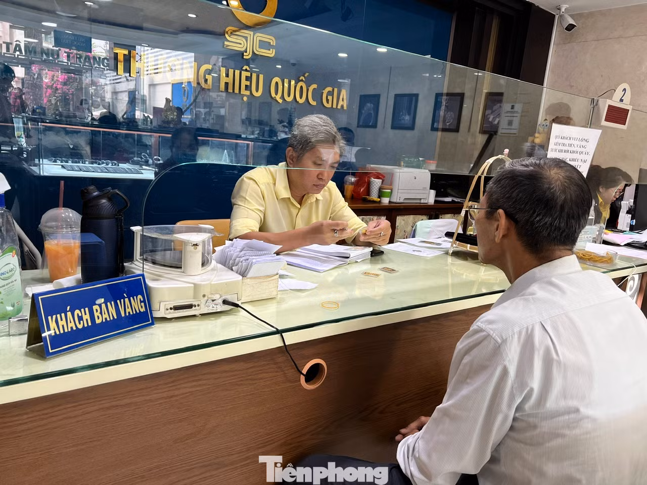 Khu vực khách bán vàng tại Công ty SJC luôn nhộn nhịp, có người bán vài lượng vàng, có người bán dăm ba chỉ. Tuy nhiên đa số khách đều có tâm lý lo ngại giá vàng sẽ còn giảm sau khi bị lập kỷ lục nên nhanh chóng bán vàng. Đa số những người bán vàng này đã mua vàng từ khá lâu, khi giá còn thấp.