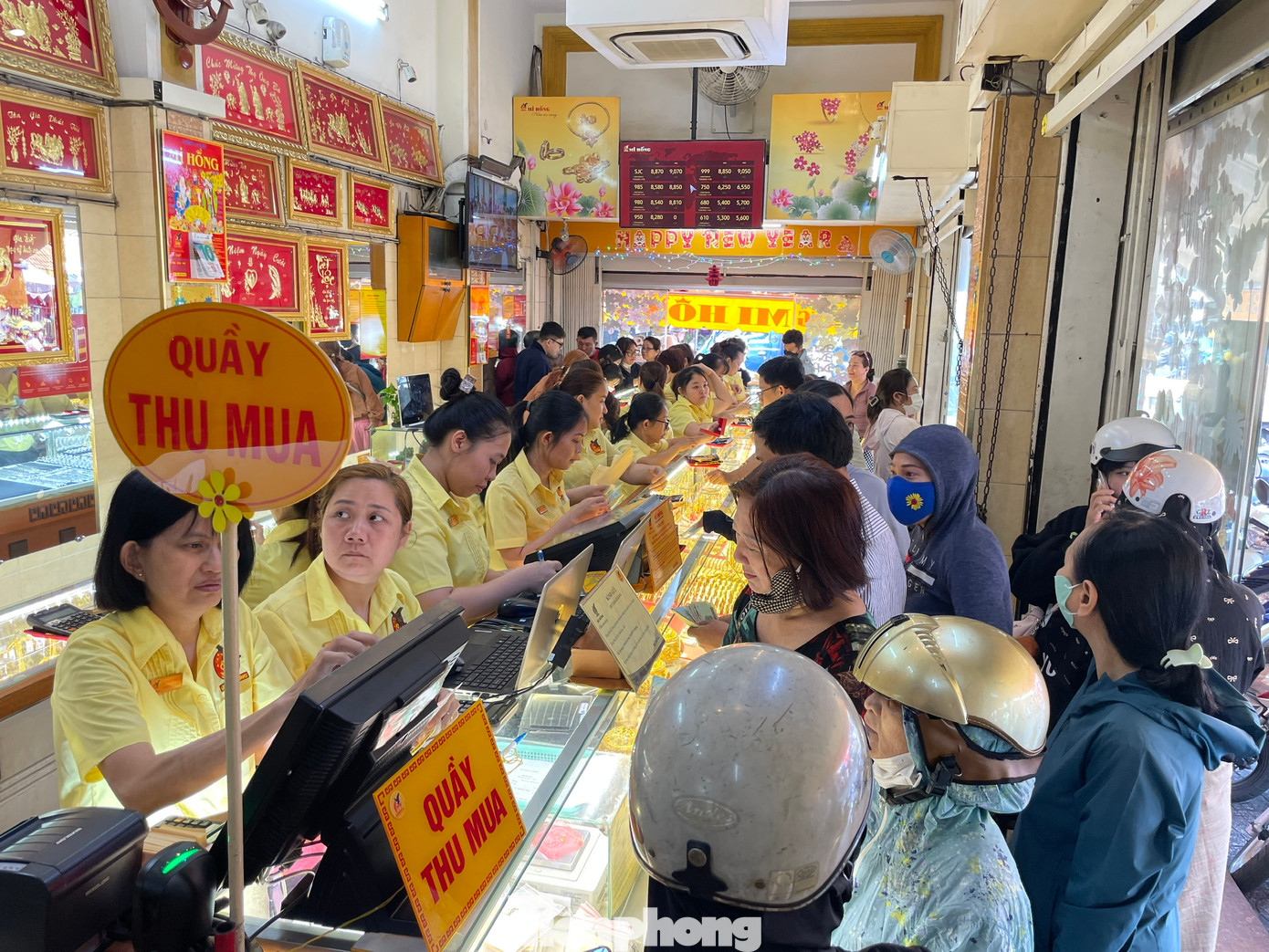 Tại tiệm vàng Mi Hồng (quận Bình Thạnh), nhiều người đội nắng đứng chật lối đi trong tiệm để chờ bán vàng. Theo ghi nhận của PV Tiền Phong, số lượng khách bán vàng nhiều hơn mua. Nhiều người gom vàng cưới, trang sức cưới, nhẫn trơn... đến tiệm bán. Tại tiệm vàng Mi Hồng (quận Bình Thạnh), nhiều người đội nắng đứng chật lối đi trong tiệm để chờ bán vàng. Theo ghi nhận của PV Tiền Phong, số lượng khách bán vàng nhiều hơn mua. Nhiều người gom vàng cưới, trang sức cưới, nhẫn trơn... đến tiệm bán.