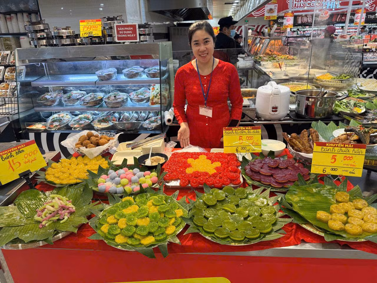 Những món ăn theo "thực đơn anh nuôi" được siêu thị thực hiện để khách hàng trải nghiệm, thưởng thức những món ăn thời kháng chiến của cha ông. Những món ăn theo "thực đơn anh nuôi" được siêu thị thực hiện để khách hàng trải nghiệm, thưởng thức những món ăn thời kháng chiến của cha ông.