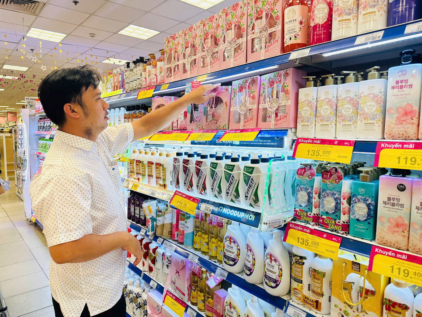 Siêu thị dành hẳn một quầy hàng riêng trưng bày các quà tặng dành cho chị em phụ nữ dịp 8/3. "Sản phẩm rất phong phú, giá cả phải chăng và đến từ nhiều thương hiệu trong nước là chủ yếu. Đây là dịp để chúng tôi thể hiện tình yêu, sự trân trọng với những người phụ nữ thân thương" - một nam khách hàng bộc bạch. Siêu thị dành hẳn một quầy hàng riêng trưng bày các quà tặng dành cho chị em phụ nữ dịp 8/3. "Sản phẩm rất phong phú, giá cả phải chăng và đến từ nhiều thương hiệu trong nước là chủ yếu. Đây là dịp để chúng tôi thể hiện tình yêu, sự trân trọng với những người phụ nữ thân thương" - một nam khách hàng bộc bạch.