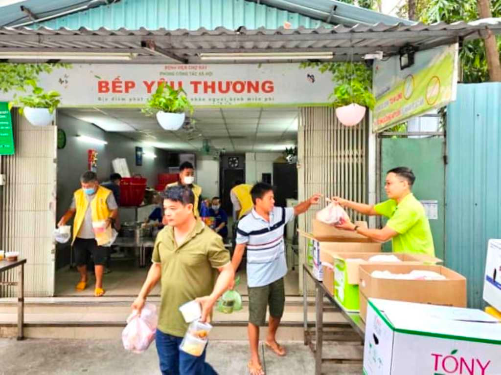 Bếp yêu thương ở Bệnh viện Chợ Rẫy hoạt động xuyên Tết
