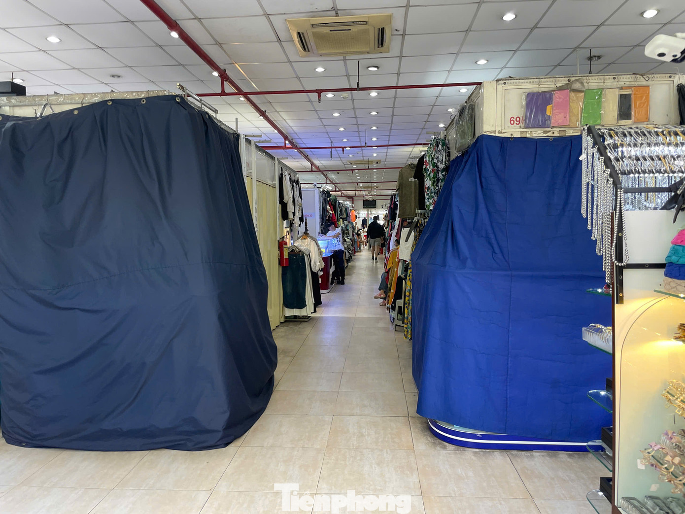 Saigon Square vốn là địa chỉ mua sắm quen thuộc của người dân TPHCM cũng như du khách nước ngoài. Tại đây khách gần như có thể mua được bất kỳ món hàng hiệu nào từ các thương hiệu nổi tiếng thế giới nhưng giá chỉ vài trăm ngàn đồng.