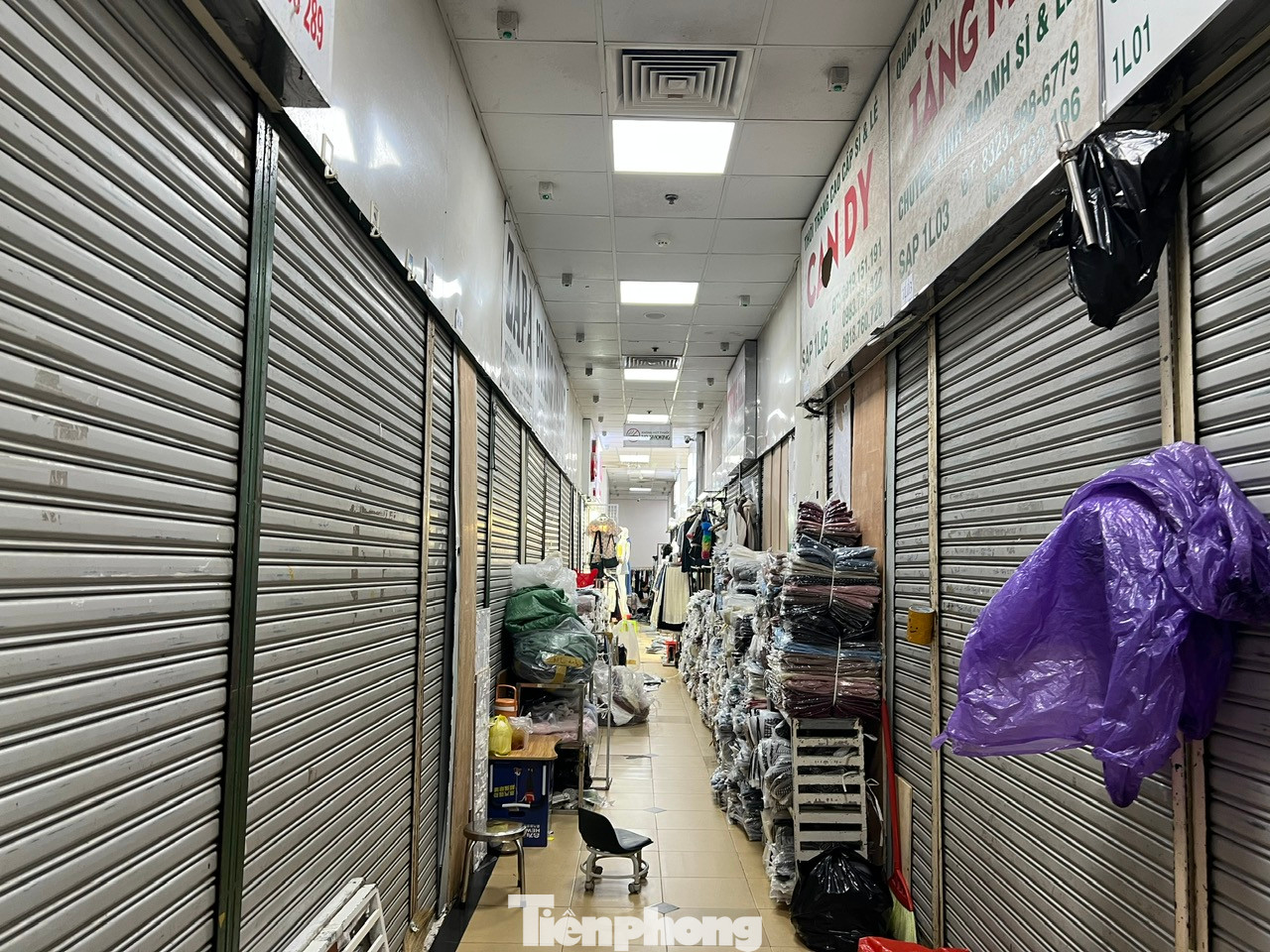 Hàng loạt quầy hàng tại An Đông Plaza đóng cửa im lìm. &quot;Nhiều quầy hàng nghỉ từ đầu năm nay rồi, họ chuyển sang kinh doanh online, các ki-ốt này trở này kho để chứa đồ thôi&quot; - bà Thủy (kinh doanh thời trang trẻ em) cho biết.