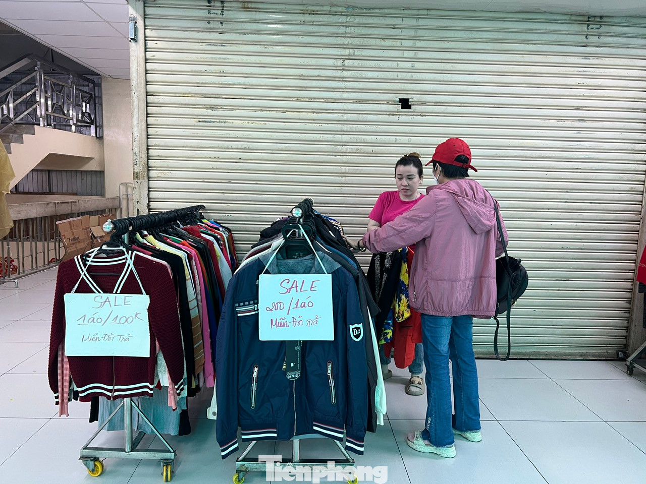 Áo sale chỉ 100.000 - 200.000 đồng/cái hiếm hoi mới có một vị khách đến xem