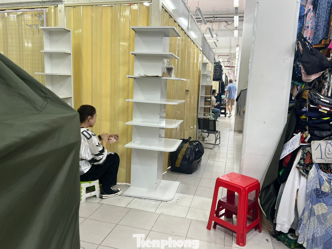 Nhiều quầy hàng "cửa đóng then cài" nhằm né các đợt kiểm tra của cơ quan chức năng Nhiều quầy hàng "cửa đóng then cài" nhằm né các đợt kiểm tra của cơ quan chức năng