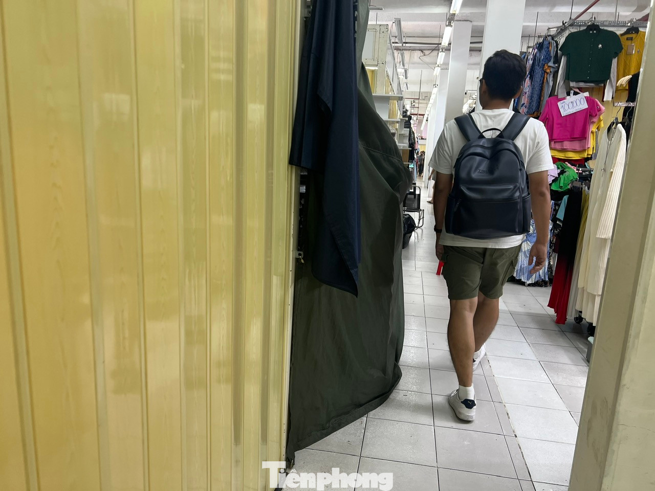 Khi du khách hỏi về việc đóng cửa, tiểu thương nói thẳng &quot;để không bị kiểm tra&quot;. Những quầy hàng còn mở cửa kinh doanh đa số là các mặt hàng thời trang trong nước.