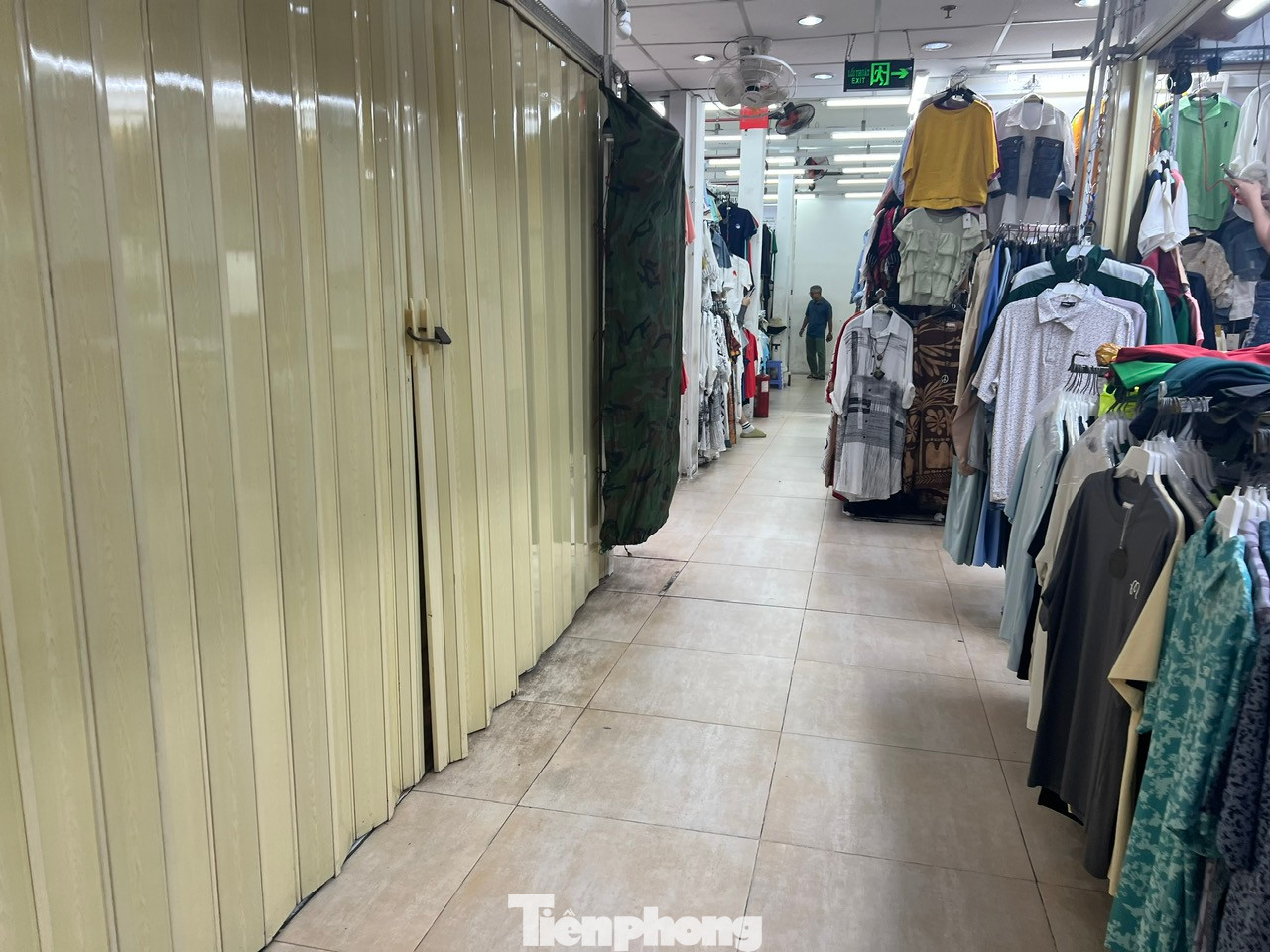 Trưa 10/6, Trung tâm thương mại Saigon Square (quận 1, TPHCM) rất vắng vẻ, nhiều ki-ốt đóng cửa im lìm. Tình trạng tiểu thương đóng cửa bắt đầu từ việc quản lý thị trường TPHCM kiểm tra hồi cuối tháng 5/2025, thu giữ hàng nghìn sản phẩm thời trang nghi giả, nhái.