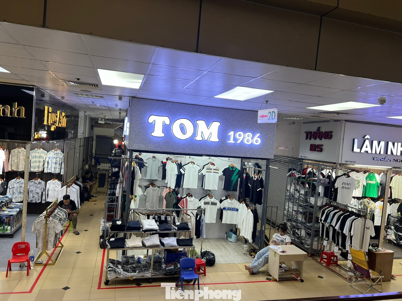 Tiểu thương chán nản ngồi lướt điện thoại cho hết ngày. &quot;Quần áo miên man, giá cả phải chăng nhưng không có khách. Kinh tế khó khăn nên ai cũng thắt chặt chi tiêu, chỉ mua sắm những gì cần thiết&quot; - anh Hà (kinh doanh thời trang nam) nói.