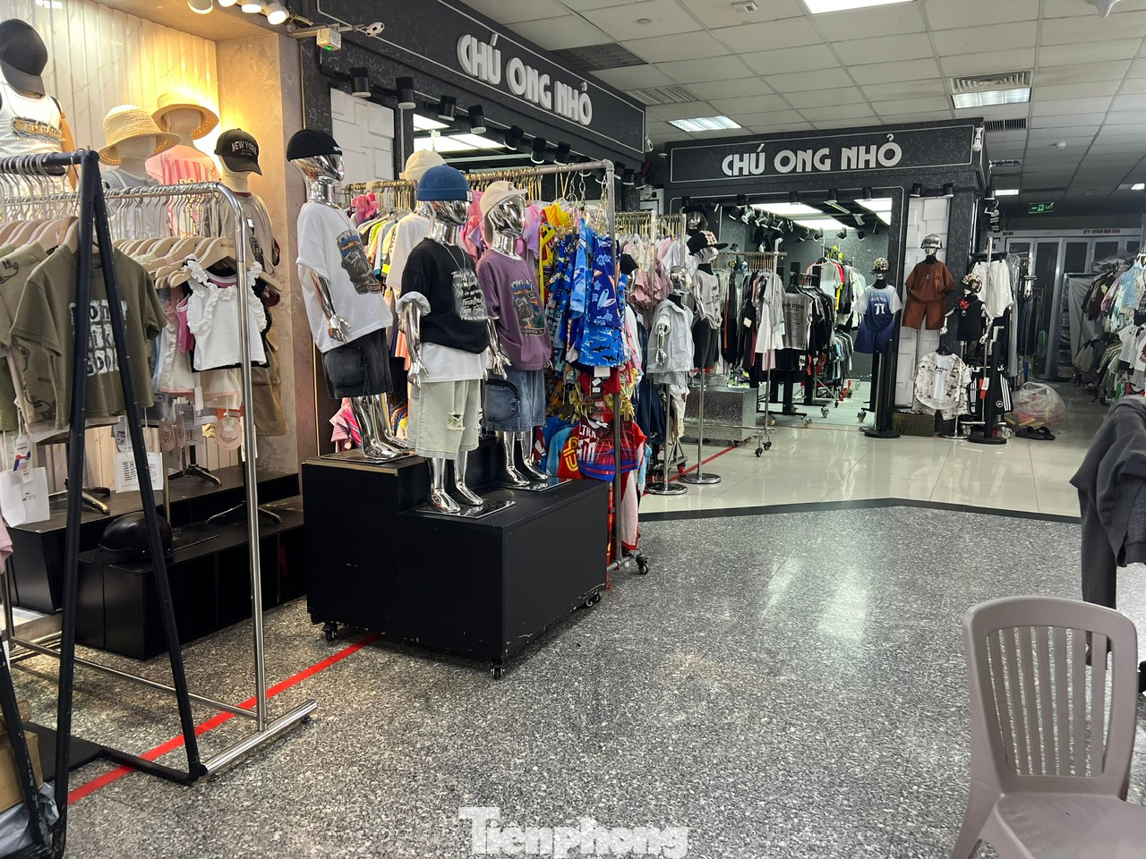 Trong khi đó, các quầy hàng ở An Đông Plaza (quận 5) vẫn bán khá nhiều nhưng hầu như không có một bóng khách hàng