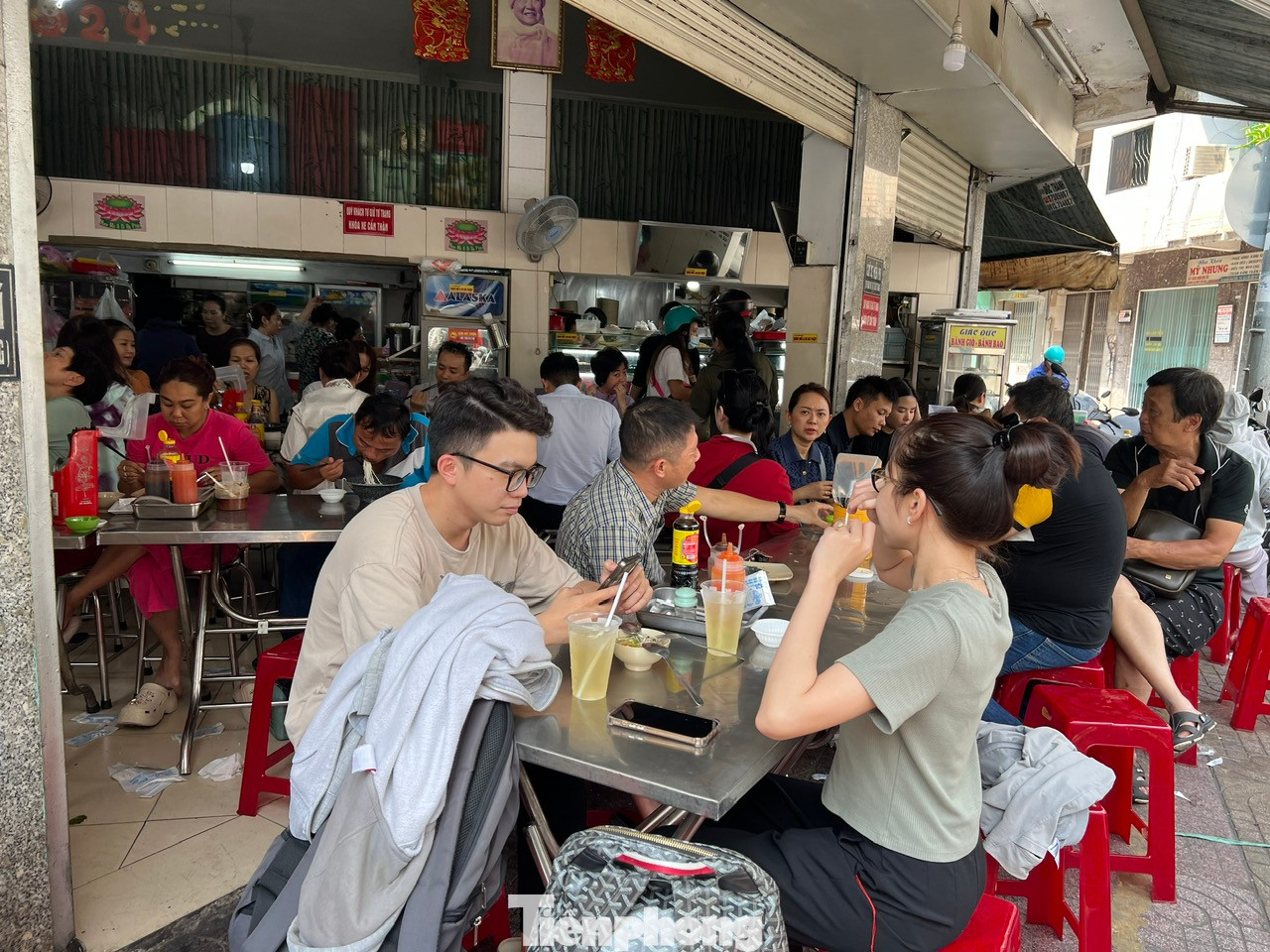 Một quán cơm chay đông nghẹt khách. Khách có thể gọi riêng từng phần hoặc gọi theo combo để cả gia đình cùng thưởng thức.