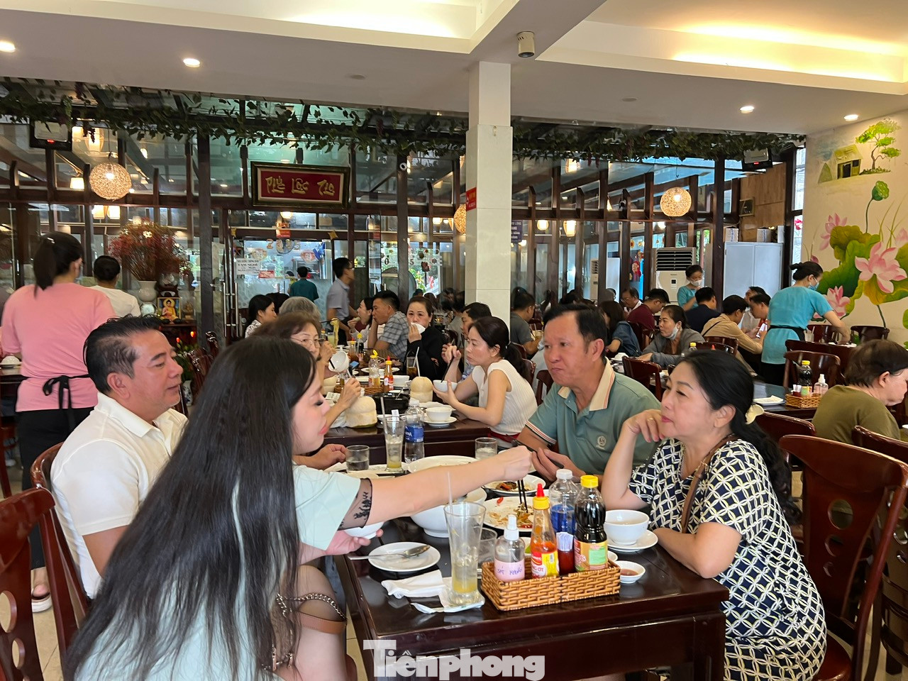 Nhà hàng chay trong chùa Vĩnh Nghiêm (quận 3) không còn một bàn trống. Nhân viên cho biết, nhà hàng đông từ sáng sớm đến chiều tối. Khách đi theo nhóm nên đến sớm hoặc đặt chỗ trước, tránh phải chờ đợi lâu.