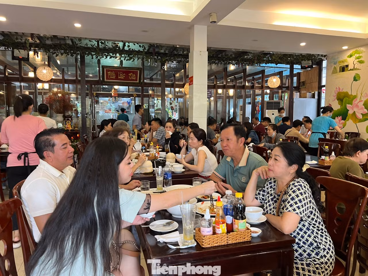Nhà hàng chay trong chùa Vĩnh Nghiêm (quận 3) không còn một bàn trống. Nhân viên cho biết, nhà hàng đông từ sáng sớm đến chiều tối. Khách đi theo nhóm nên đến sớm hoặc đặt chỗ trước, tránh phải chờ đợi lâu.