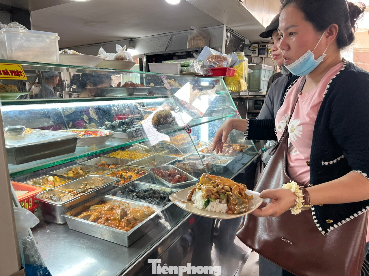 Nhiều khách sau đi chùa dịp rằm tháng Giêng đã vào quán chay dùng bữa trưa. Mọi người còn tự phục vụ cho nhanh chứ không chờ đến nhân viên.