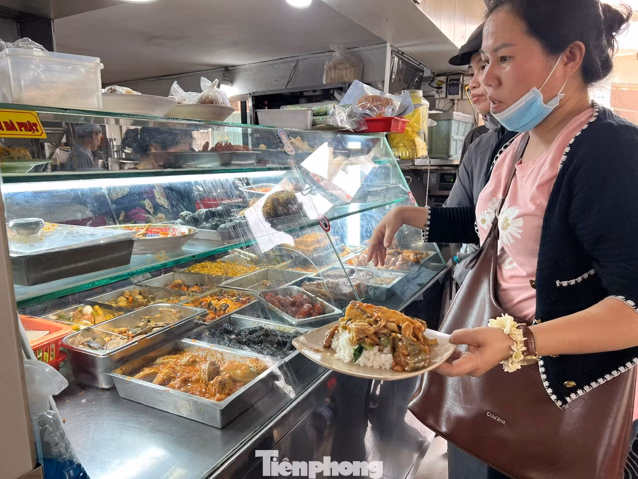 Nhiều khách sau đi chùa dịp rằm tháng Giêng đã vào quán chay dùng bữa trưa. Mọi người còn tự phục vụ cho nhanh chứ không chờ đến nhân viên.