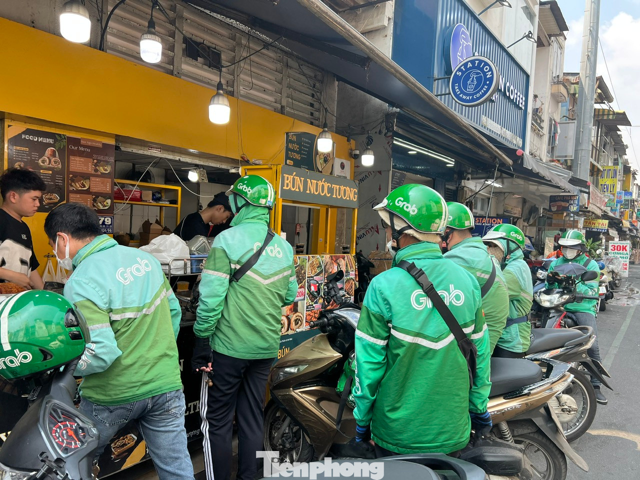 Rằm tháng Giêng còn gọi là Tết Nguyên Tiêu, nhiều người có thói quen ăn chay trong ngày này để cầu bình an, may mắn cho gia đình. Năm nay, rằm tháng Giêng rơi vào ngày 12/2. Tại TPHCM, nhiều tiệm ăn đã chuyển sang kinh doanh món chay trong ngày này để phục vụ nhu cầu ăn chay của thực khách.