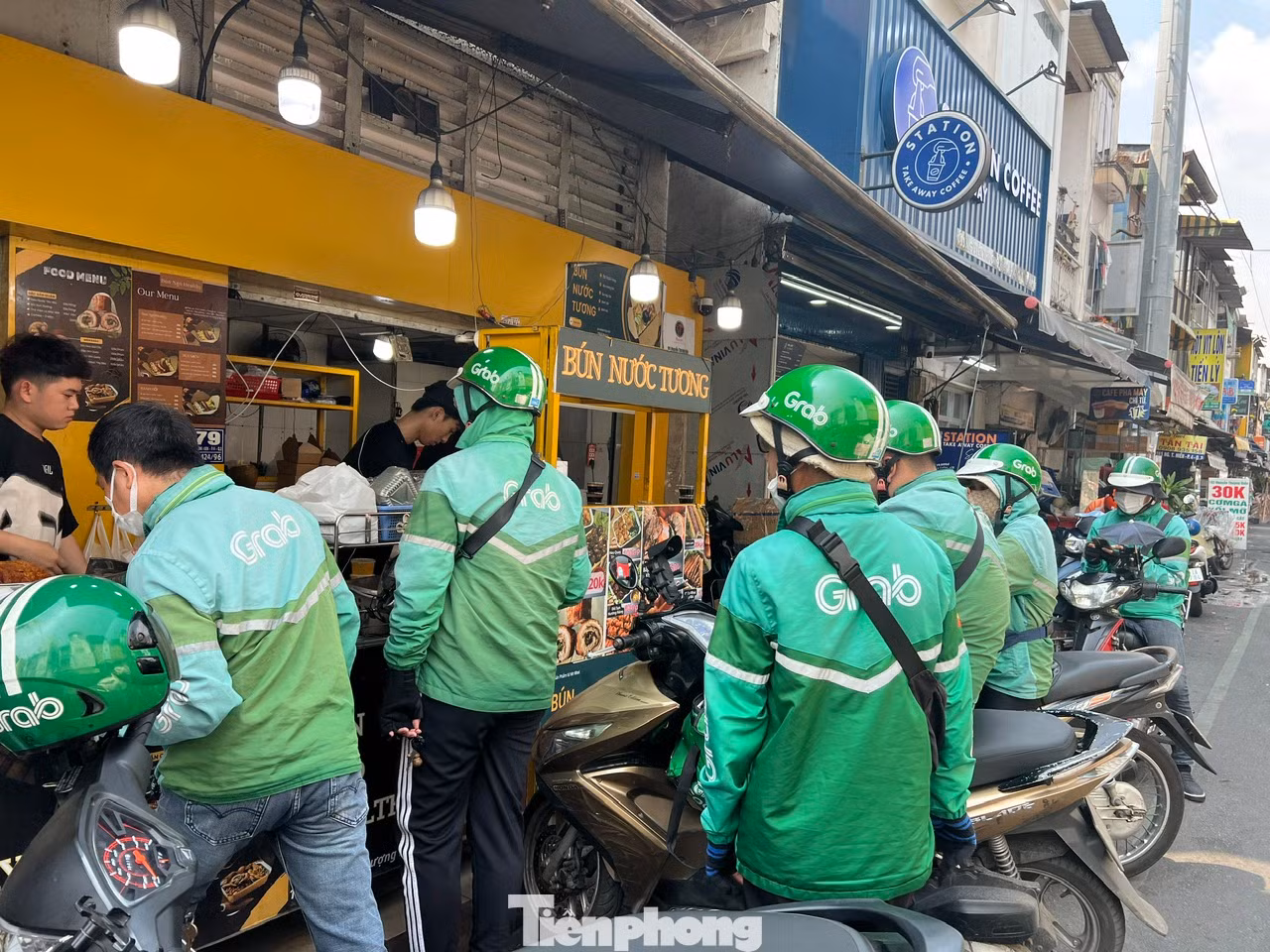 Rằm tháng Giêng còn gọi là Tết Nguyên Tiêu, nhiều người có thói quen ăn chay trong ngày này để cầu bình an, may mắn cho gia đình. Năm nay, rằm tháng Giêng rơi vào ngày 12/2. Tại TPHCM, nhiều tiệm ăn đã chuyển sang kinh doanh món chay trong ngày này để phục vụ nhu cầu ăn chay của thực khách.