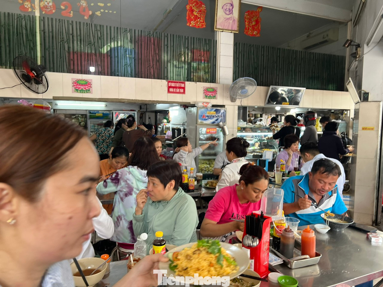 "Quán đông nhưng thức ăn ngon, giá cả phải chăng nên gia đình tôi vẫn thường đến đây. Ăn chay trong ngày Tết Nguyên Tiêu không chỉ là thói quen mà còn giúp thanh lọc cơ thể" - chị Hằng (ngụ quận 10) cho biết.