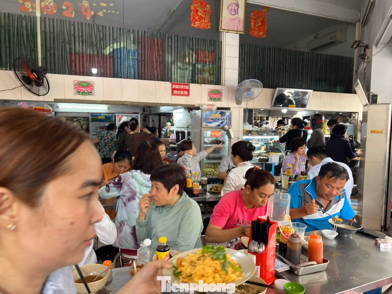 "Quán đông nhưng thức ăn ngon, giá cả phải chăng nên gia đình tôi vẫn thường đến đây. Ăn chay trong ngày Tết Nguyên Tiêu không chỉ là thói quen mà còn giúp thanh lọc cơ thể" - chị Hằng (ngụ quận 10) cho biết.