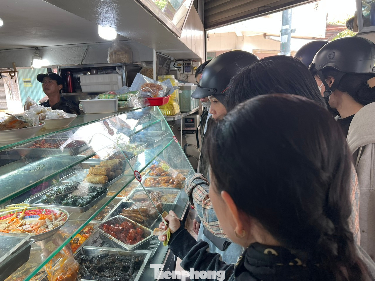 Hàng chục món chay ngon mắt, không thua gì món mặn như chả giò, gà kho gừng, bò lá lốt... Tất cả đều được làm từ đậu hủ, mì căn... có giá từ 35.000 - 50.000 đồng/phần. "Hôm nay lượng khách đến tăng gấp 2 - 3 lần so với ngày thường. Nhiều lúc, quán không còn một bàn trống. Chúng tôi huy động 100% nhân viên phục vụ nhưng nhiều khách vẫn phải chờ vì quá đông" - nhân viên tiệm Giác Đức cho biết.