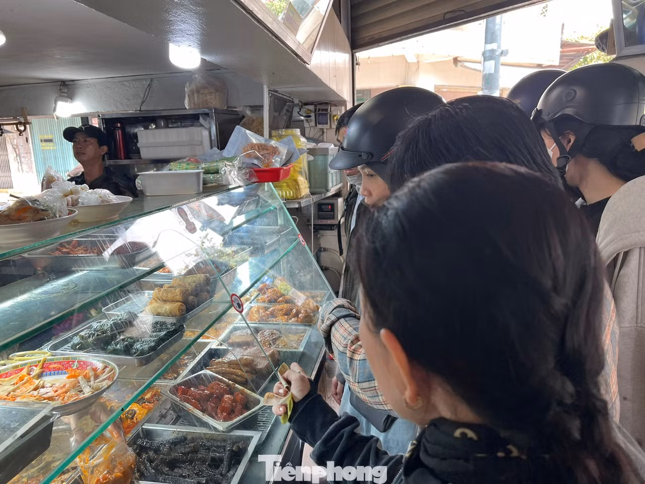 Hàng chục món chay ngon mắt, không thua gì món mặn như chả giò, gà kho gừng, bò lá lốt... Tất cả đều được làm từ đậu hủ, mì căn... có giá từ 35.000 - 50.000 đồng/phần. "Hôm nay lượng khách đến tăng gấp 2 - 3 lần so với ngày thường. Nhiều lúc, quán không còn một bàn trống. Chúng tôi huy động 100% nhân viên phục vụ nhưng nhiều khách vẫn phải chờ vì quá đông" - nhân viên tiệm Giác Đức cho biết.