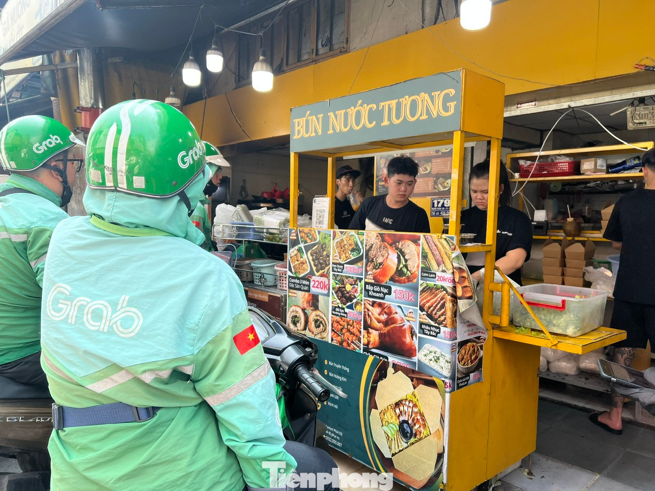 Tại một quán ăn tại khu phố ẩm thực (quận 3), rất đông tài xế giao hàng công nghệ đang chờ đợi nhận món ăn theo đơn hàng của thực khách. "Sáng giờ tôi đã chạy gần 20 đơn hàng ẩm thực đa số đều là món ăn chay, có đơn lên đến hơn 10 phần. Trong ngày này, khách rất đông nên có nơi, tôi chờ đợi gần 30 phút mới đến lượt" - anh Trần Văn Bảy (46 tuổi), tài xế công nghệ cho biết.