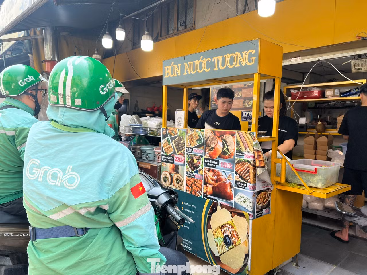 Tại một quán ăn tại khu phố ẩm thực (quận 3), rất đông tài xế giao hàng công nghệ đang chờ đợi nhận món ăn theo đơn hàng của thực khách. "Sáng giờ tôi đã chạy gần 20 đơn hàng ẩm thực đa số đều là món ăn chay, có đơn lên đến hơn 10 phần. Trong ngày này, khách rất đông nên có nơi, tôi chờ đợi gần 30 phút mới đến lượt" - anh Trần Văn Bảy (46 tuổi), tài xế công nghệ cho biết.