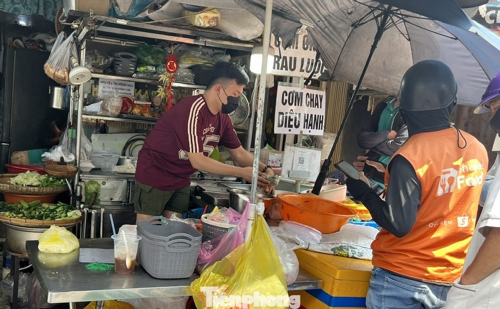 "Hôm nay chúng tôi chuẩn bị các món ăn từ rất sớm để kịp phục vụ khách, vì biết hôm nay lượng khách đến sẽ rất đông. Các món ăn hôm nay có như đậu hủ dồn nấm, canh khổ qua, nấm kho... giá cả không tăng so với ngày thường" - chủ một quán chay cho biết.