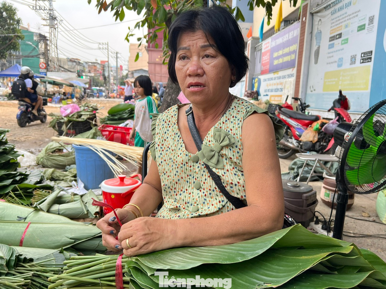 Bà Hoa có hơn 12 năm bán lá dong, cho biết đã dọn hàng nhiều ngày nhưng khách mua rất ít. "Các sạp hàng xung quanh gần như vắng hẳn khách mua, dù năm nay lá đẹp và giá cả vẫn giữ ổn định như mọi năm. Kinh tế khó khăn nên ai cũng tiết kiệm, họ gói bánh ít hơn hoặc thậm chí không gói bánh nữa" - bà Hoa nói, giọng buồn tênh.