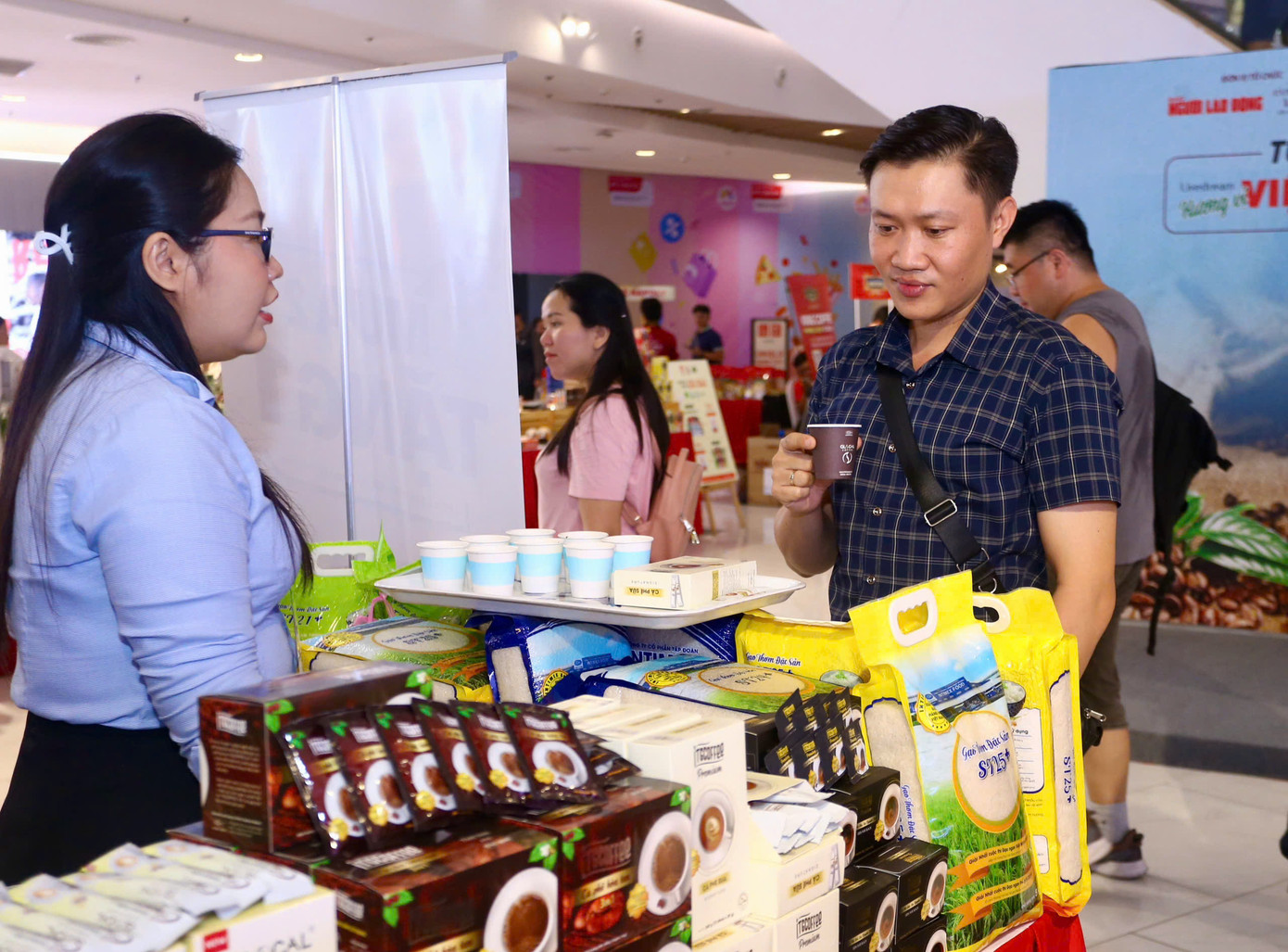 Người dân thưởng thức cà phê miễn phí. Người dân thưởng thức cà phê miễn phí.