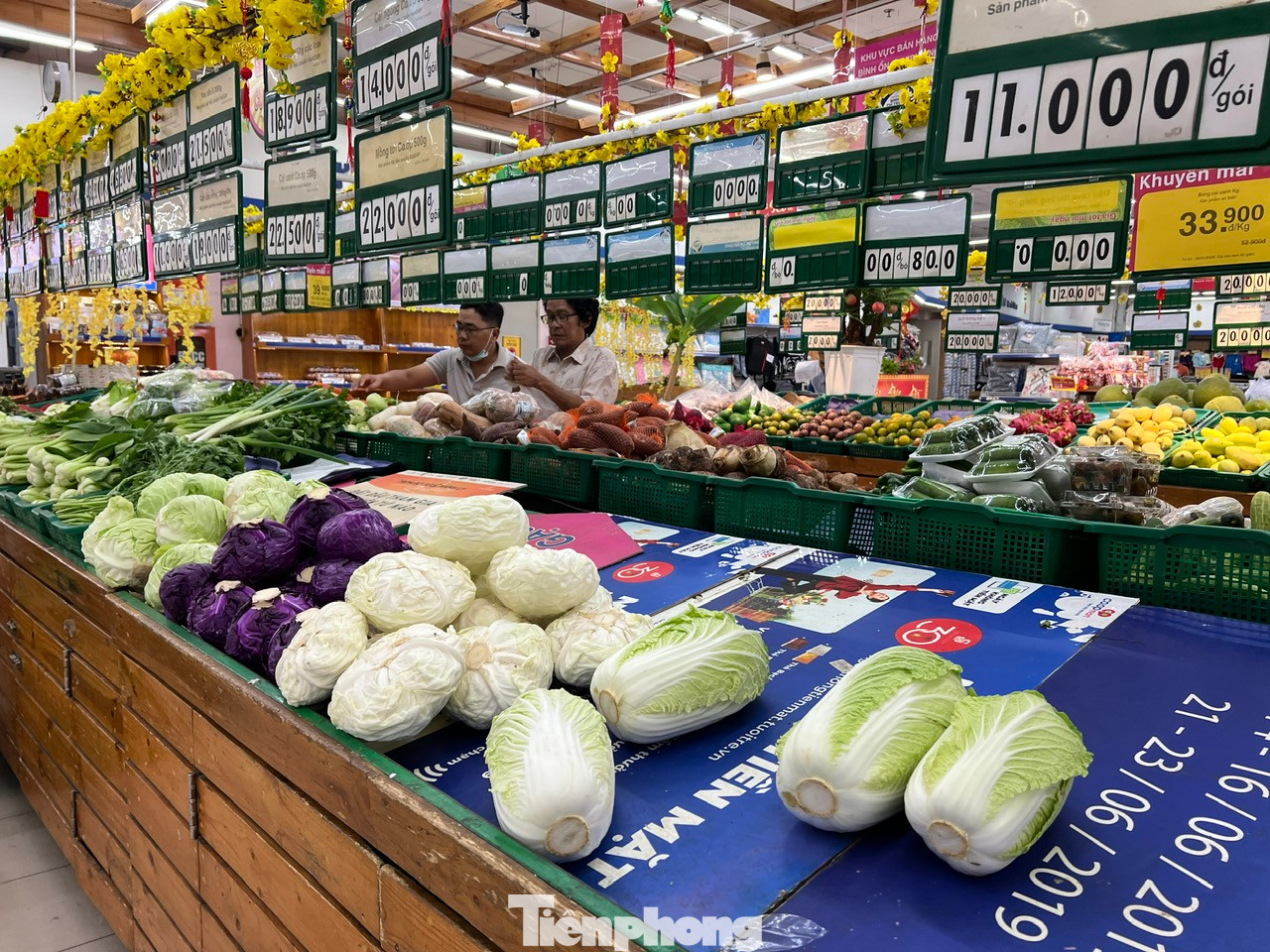 Các loại rau tại siêu thị Co.op Mart khá đa dạng, nhiều loại rau củ mới nhập về như dưa leo, cà chua... với giá 25.000 đồng/kg, bắp cải 28.000 đồng/kg... Các loại trái cây như bưởi da xanh, dưa hấu, cam, quýt... đều có đủ. Các loại rau tại siêu thị Co.op Mart khá đa dạng, nhiều loại rau củ mới nhập về như dưa leo, cà chua... với giá 25.000 đồng/kg, bắp cải 28.000 đồng/kg... Các loại trái cây như bưởi da xanh, dưa hấu, cam, quýt... đều có đủ.