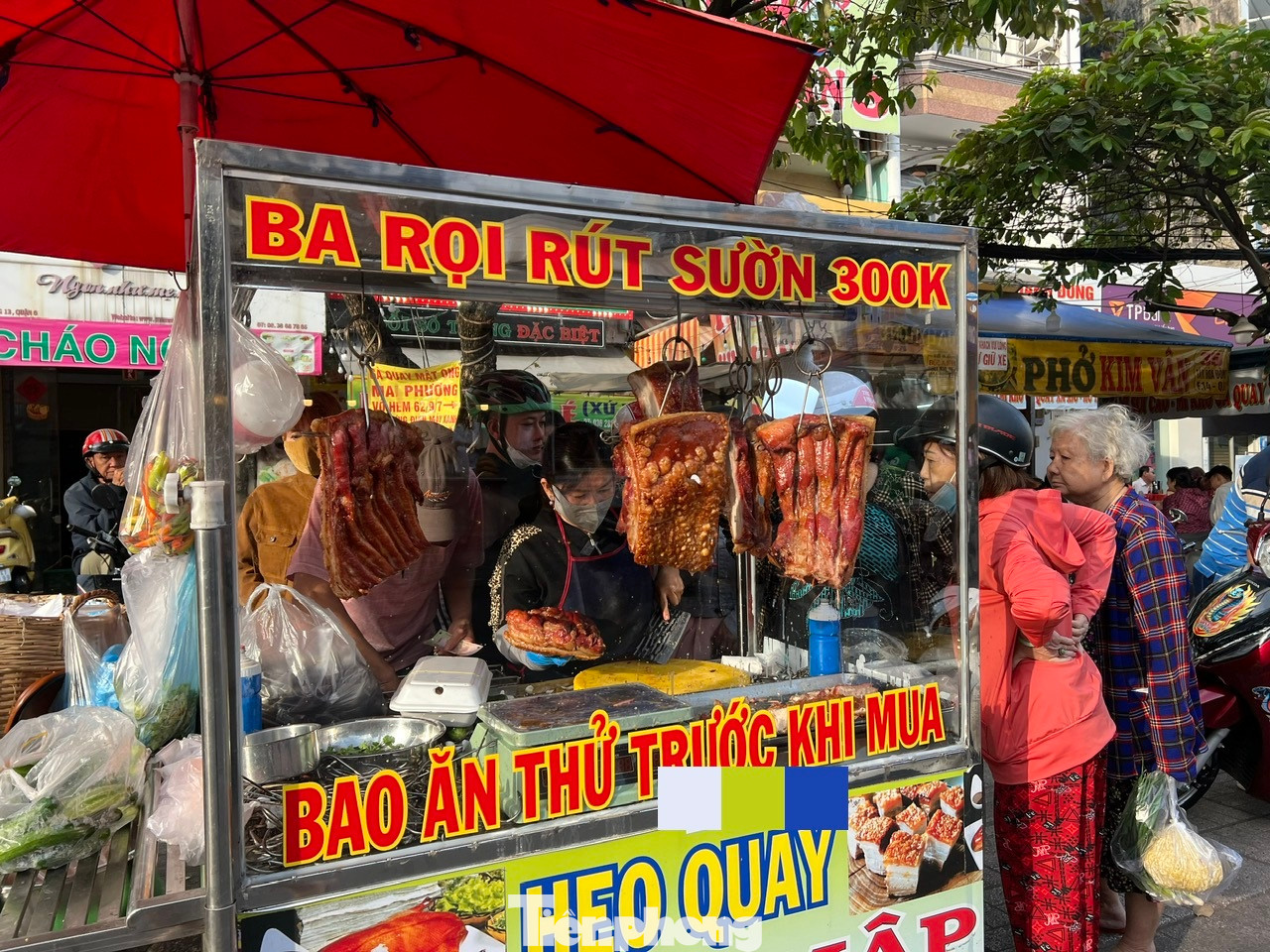 Một quầy hàng heo quay đắt khách xếp hàng chờ mua, giá heo quay vẫn như mọi ngày, trong đó ba rọi rút sườn có giá 300.000 đồng/kg; bao khách ăn thử, vừa ý mới mua. Một quầy hàng heo quay đắt khách xếp hàng chờ mua, giá heo quay vẫn như mọi ngày, trong đó ba rọi rút sườn có giá 300.000 đồng/kg; bao khách ăn thử, vừa ý mới mua.