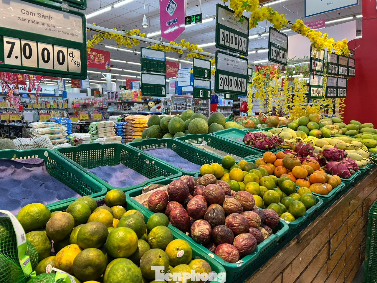 Các loại rau tại siêu thị Co.op Mart khá đa dạng, nhiều loại rau củ mới nhập về như dưa leo, cà chua... với giá 25.000 đồng/kg, bắp cải 28.000 đồng/kg... Các loại trái cây như bưởi da xanh, dưa hấu, cam, quýt... đều có đủ. Các loại rau tại siêu thị Co.op Mart khá đa dạng, nhiều loại rau củ mới nhập về như dưa leo, cà chua... với giá 25.000 đồng/kg, bắp cải 28.000 đồng/kg... Các loại trái cây như bưởi da xanh, dưa hấu, cam, quýt... đều có đủ.