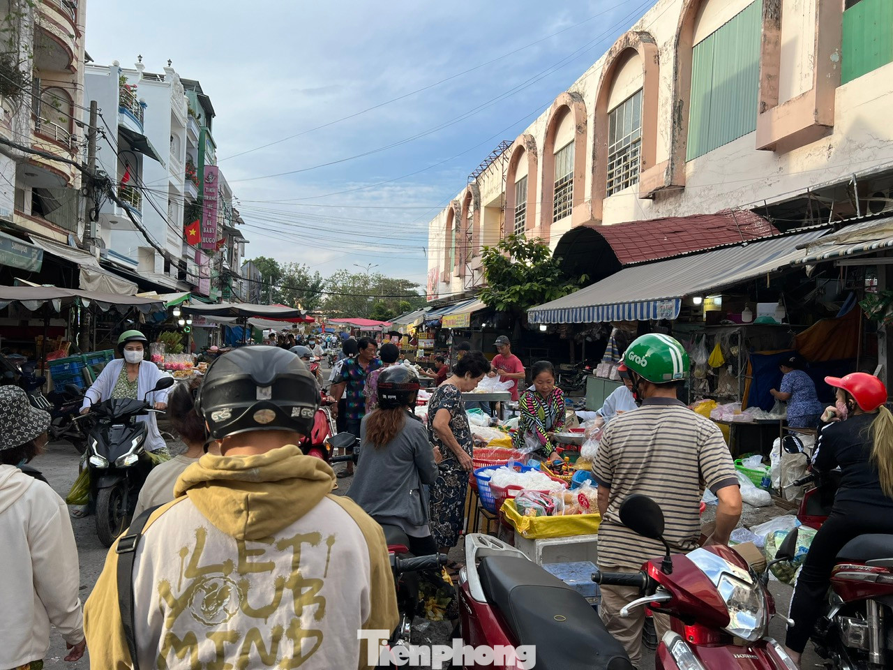 Sáng 20/1 (mùng 2 Tết), nhiều chợ ở TPHCM đã họp trở lại, thế nhưng chỉ xôm tụ ở phía ngoài chợ, còn bên trong chợ hầu như các tiểu thương vẫn chưa mở hàng. Trong ngày này, các mặt hàng tươi như bún, bánh ướt, rau xanh, thủy hải sản... đắt hàng nhất. Sáng 20/1 (mùng 2 Tết), nhiều chợ ở TPHCM đã họp trở lại, thế nhưng chỉ xôm tụ ở phía ngoài chợ, còn bên trong chợ hầu như các tiểu thương vẫn chưa mở hàng. Trong ngày này, các mặt hàng tươi như bún, bánh ướt, rau xanh, thủy hải sản... đắt hàng nhất.