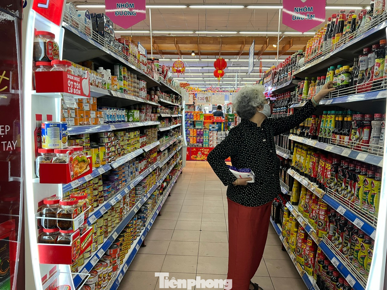 Siêu thị khá vắng khách trong ngày đầu năm, khách hàng thảnh thơi mua sắm Siêu thị khá vắng khách trong ngày đầu năm, khách hàng thảnh thơi mua sắm