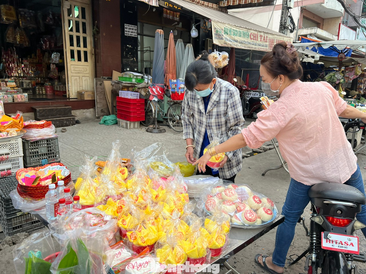 Các loại bánh bông ban, bánh tổ, giấy vàng mã cũng được bày bán nhiều. Các loại bánh bông ban, bánh tổ, giấy vàng mã cũng được bày bán nhiều.