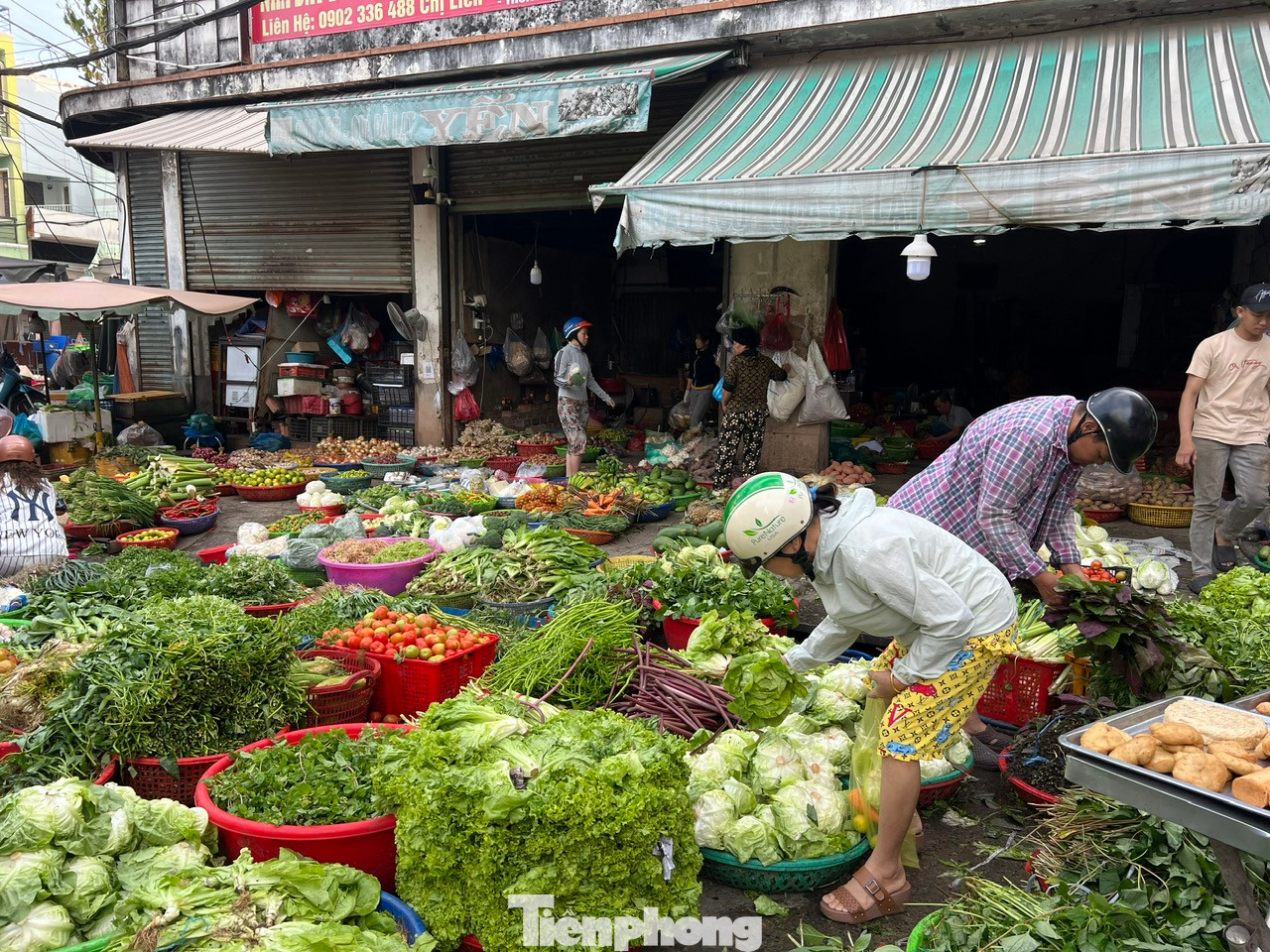 Các loại rau xanh cũng nhích giá nhẹ khoảng 1.000 - 2.000 đồng/kg, như dưa leo 25.000 đồng/kg, xà lách 45.000 đồng, rau muống 15.000 đồng/bó, cà chua 35.000 đồng/kg... "Tết nên mặt hàng nào cũng tăng vì ít người bán. Dù giá có tăng nhưng tôi cũng không quan trọng nhiều vì mình cần nên phải mua thôi. Hơn nữa giá tăng này cũng không giữ lâu, khoảng vài ngày nữa khi các tiểu thương ra bán nhiều thì giá cả sẽ trở về như trước" - ông Thành (56 tuổi, ngụ quận 8) cho hay. Các loại rau xanh cũng nhích giá nhẹ khoảng 1.000 - 2.000 đồng/kg, như dưa leo 25.000 đồng/kg, xà lách 45.000 đồng, rau muống 15.000 đồng/bó, cà chua 35.000 đồng/kg... "Tết nên mặt hàng nào cũng tăng vì ít người bán. Dù giá có tăng nhưng tôi cũng không quan trọng nhiều vì mình cần nên phải mua thôi. Hơn nữa giá tăng này cũng không giữ lâu, khoảng vài ngày nữa khi các tiểu thương ra bán nhiều thì giá cả sẽ trở về như trước" - ông Thành (56 tuổi, ngụ quận 8) cho hay.