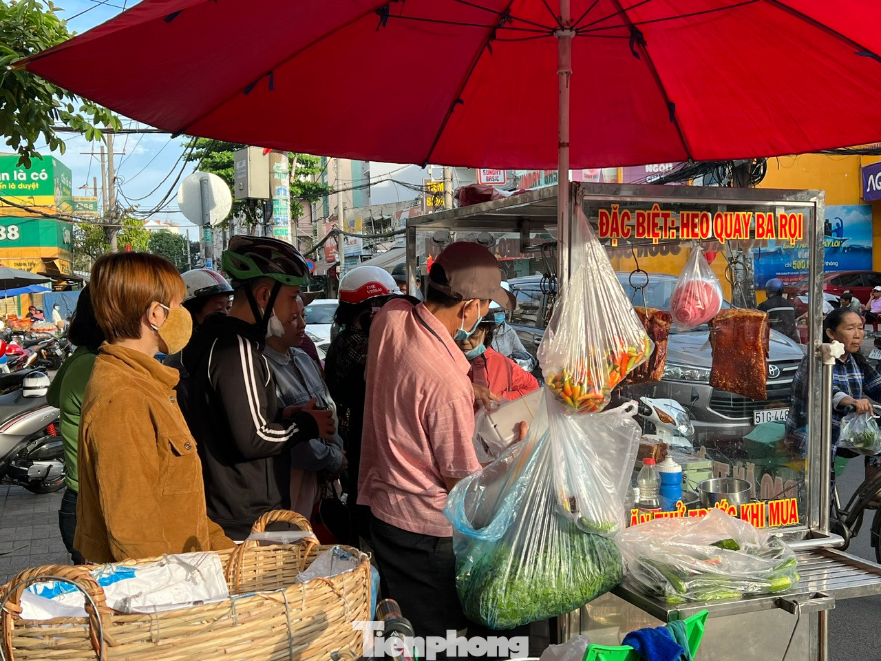 Một quầy hàng heo quay đắt khách xếp hàng chờ mua, giá heo quay vẫn như mọi ngày, trong đó ba rọi rút sườn có giá 300.000 đồng/kg; bao khách ăn thử, vừa ý mới mua. Một quầy hàng heo quay đắt khách xếp hàng chờ mua, giá heo quay vẫn như mọi ngày, trong đó ba rọi rút sườn có giá 300.000 đồng/kg; bao khách ăn thử, vừa ý mới mua.