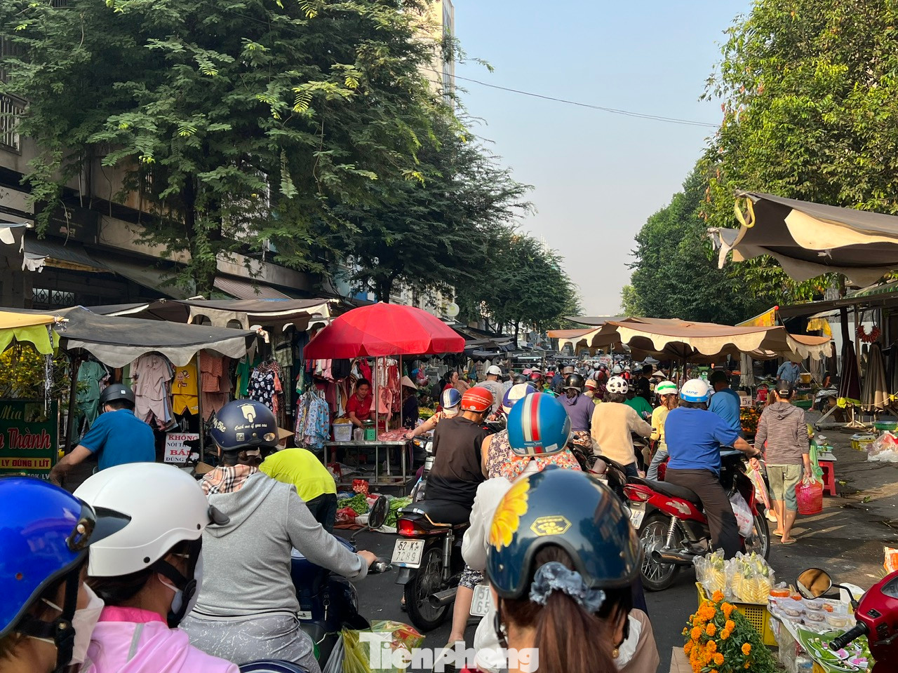 Dù đã trưa, đường vào chợ vẫn đông nghịt khách