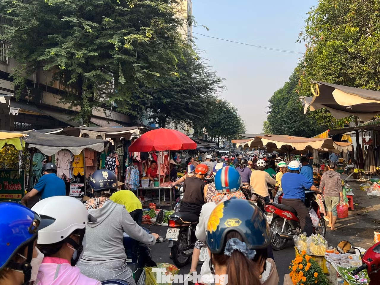 Dù đã trưa, đường vào chợ vẫn đông nghịt khách