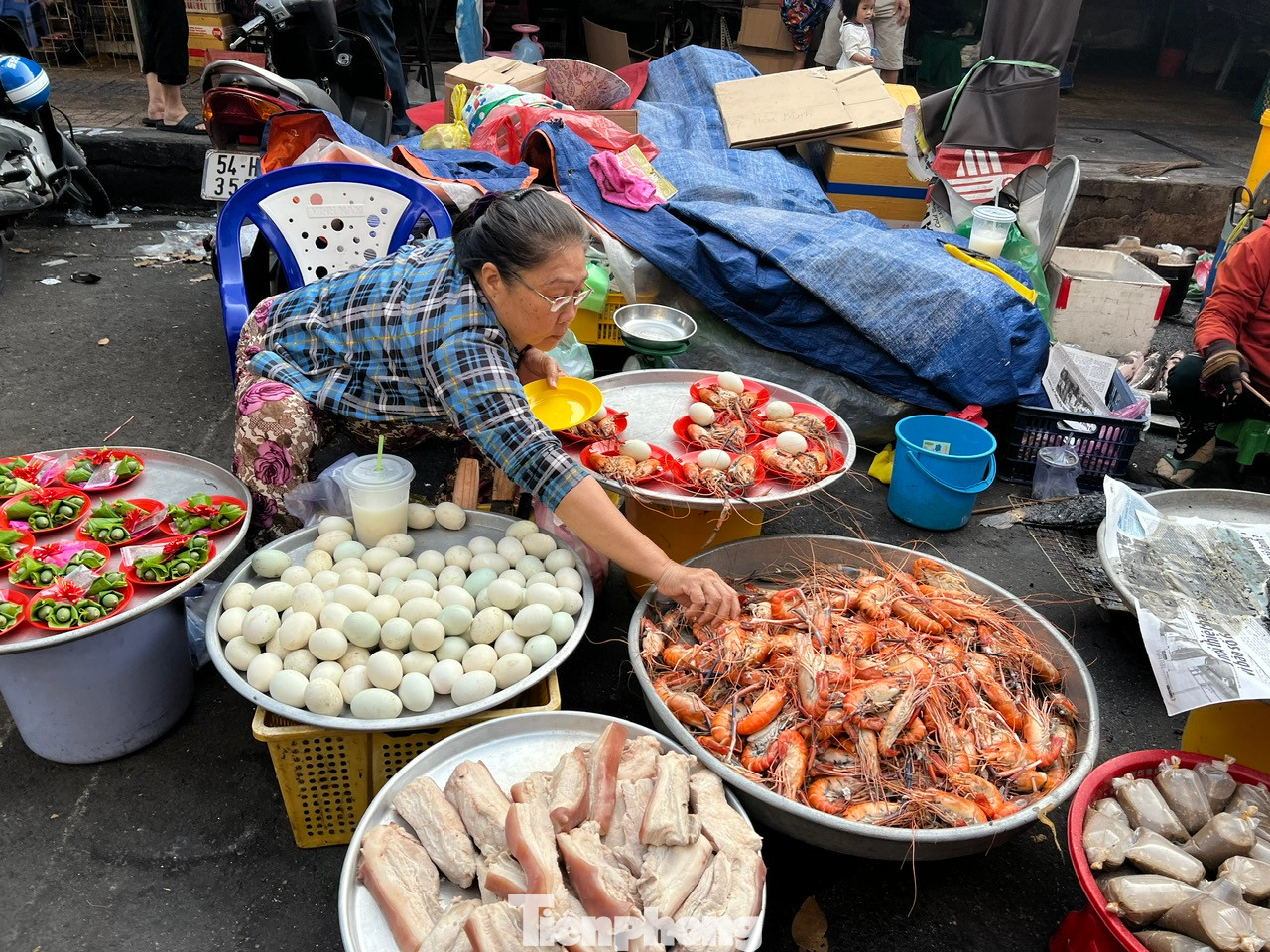 Trong ngày vía Thần Tài, mâm cúng tam sên thường có một phần thịt lợn luộc hoặc quay, 3 con tôm hấp và 3 quả trứng luộc. Giá cả thịt, tôm, trứng... đều có giá tăng từ 10 - 15% so với ngày thường. Như tôm càng xanh giá 400.000 đồng/kg, tăng gấp đôi ngày thường.