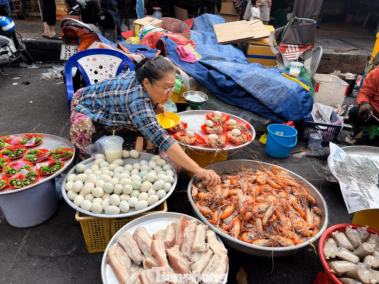 Trong ngày vía Thần Tài, mâm cúng tam sên thường có một phần thịt lợn luộc hoặc quay, 3 con tôm hấp và 3 quả trứng luộc. Giá cả thịt, tôm, trứng... đều có giá tăng từ 10 - 15% so với ngày thường. Như tôm càng xanh giá 400.000 đồng/kg, tăng gấp đôi ngày thường.